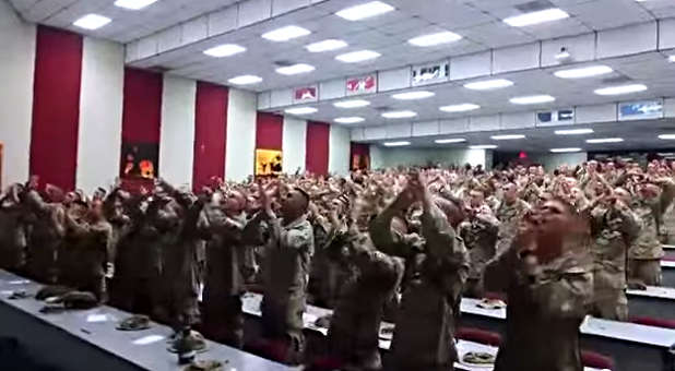 soldados cantando 'Dias de Elias'